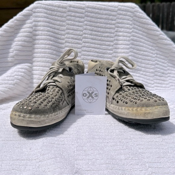 O.X.S FREE PEOPLE STUDDED TENNIS SHOE SZ 38 USA 7 1/2 MADE IN ITALY NEARLY NEW - Picture 1 of 6